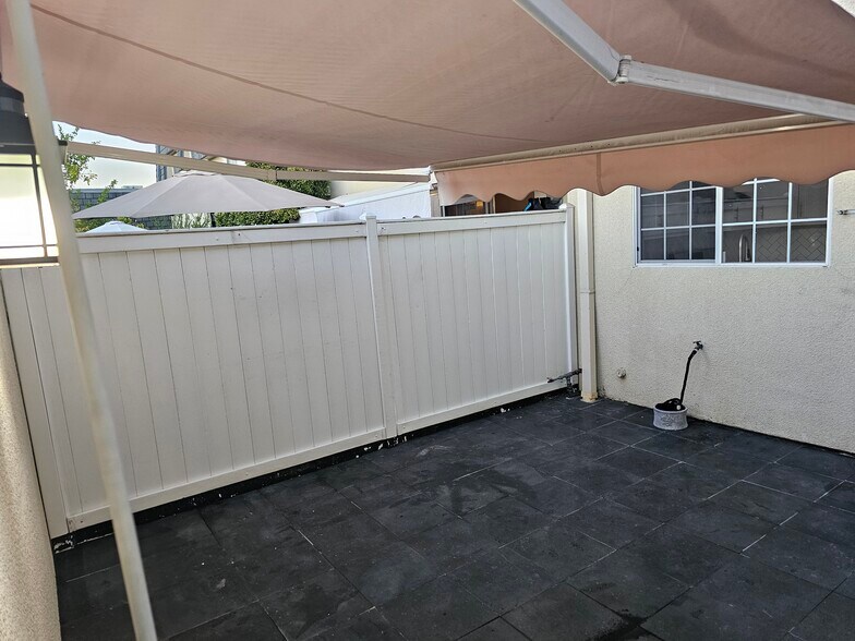 Building Photo - 6501 Vanalden Ave