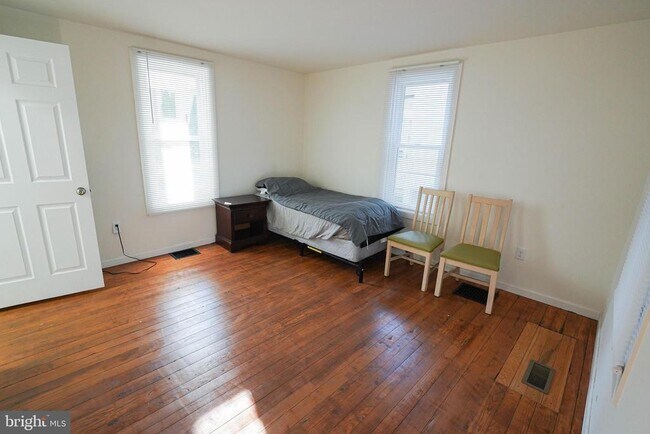 Building Photo - 231 Newton St