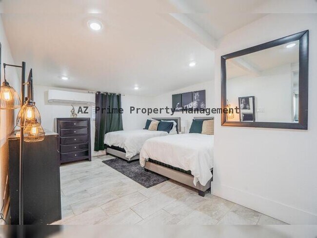 Building Photo - 1942 W Indianola Ave