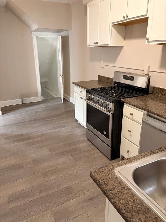 Building Photo - Huge townhome available. Four bedrooms three bath.