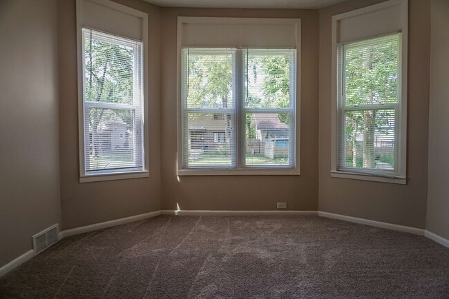 Building Photo - 5 Bedroom House Available!