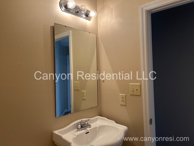 Building Photo - 825 Connaly Dr