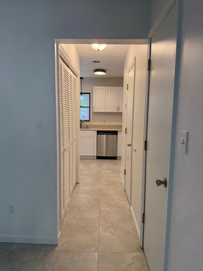 Building Photo - 727 6th Ave S