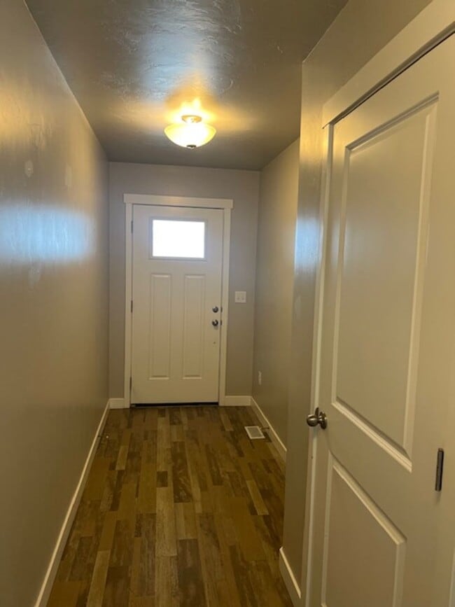 Building Photo - Beautiful home with central air and 2 car garage.