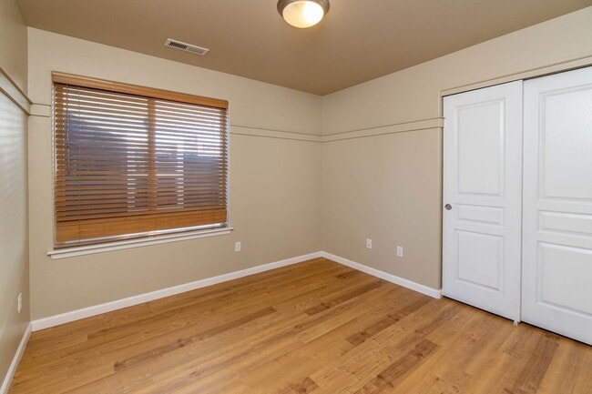 Building Photo - Welcome Home to Comfortable Bend Living