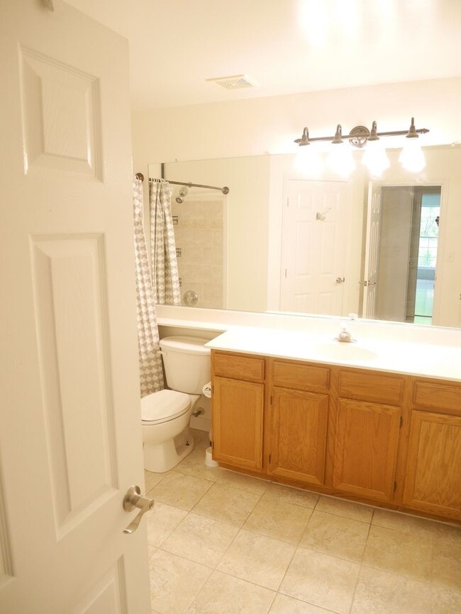 Building Photo - 2 Bedroom Condominium in Sought After Comm...