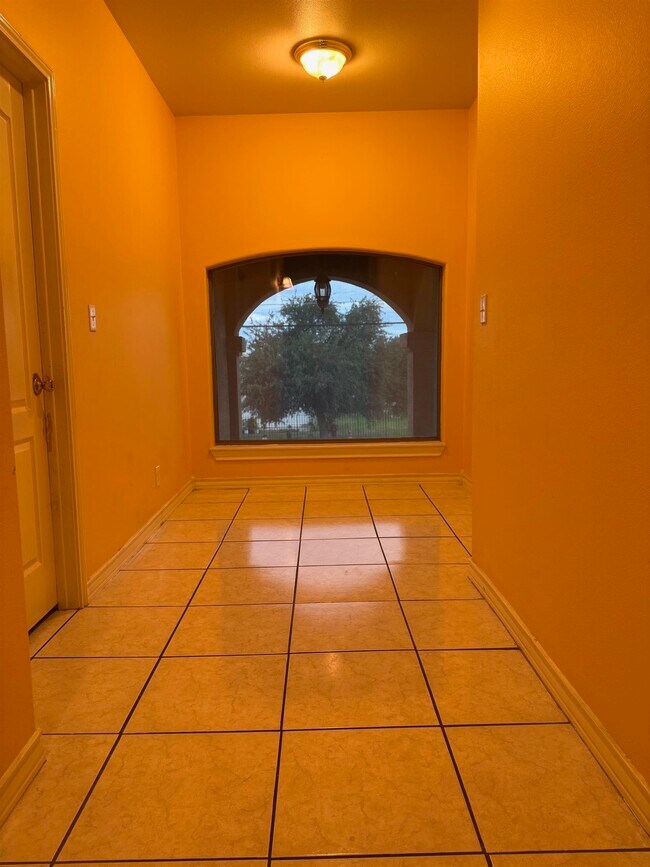 Building Photo - 3102 E Plum St