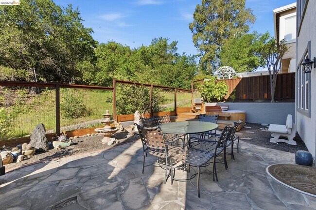 Building Photo - 257 Golf Links St