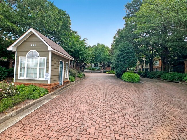 Building Photo - Beautiful Updated 2BR/2BA Condo Near Beltline