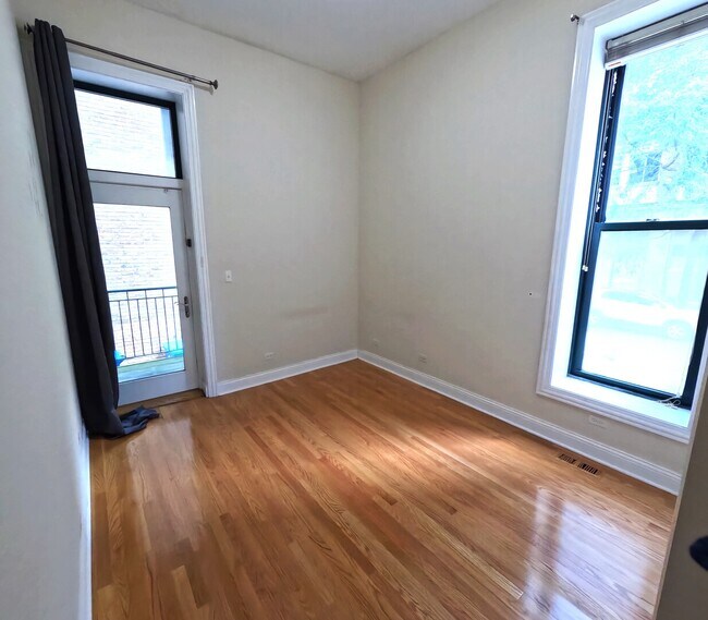 Building Photo - 851 N La Salle Dr