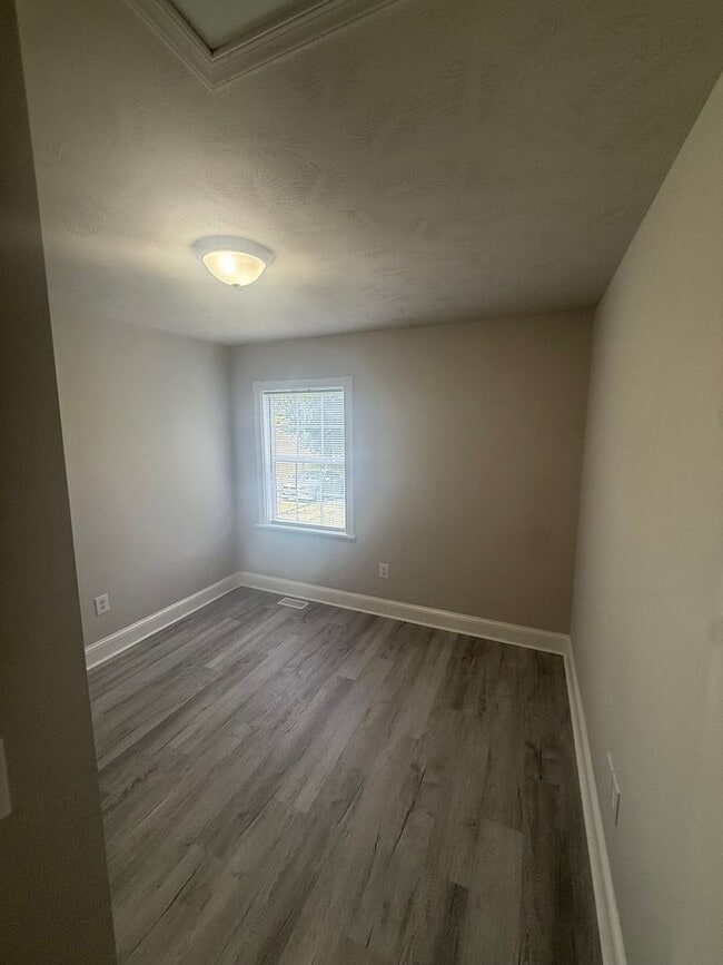 Building Photo - 4-bedroom, 2 full bathroom, 1 story house