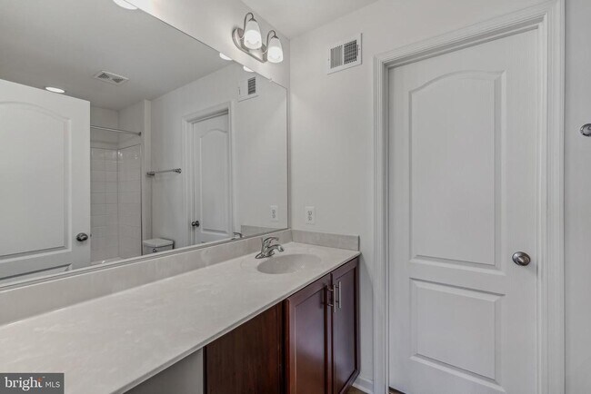 Building Photo - 162 Ludgate Mnr