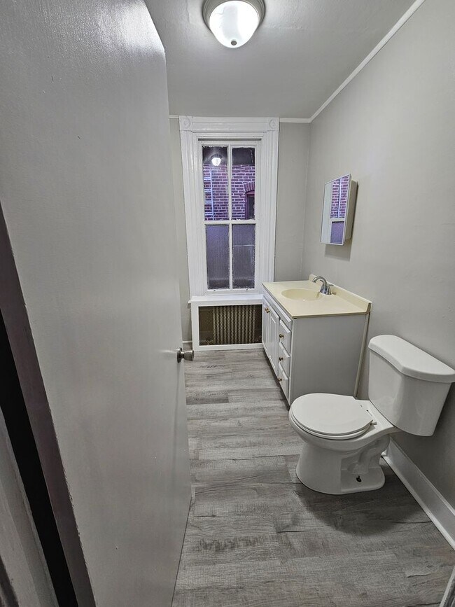 Building Photo - 625 N 6th St