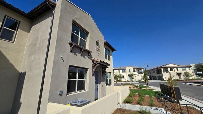 Building Photo - 3 Bedroom 2.5 bath townhouse new community in Ontario