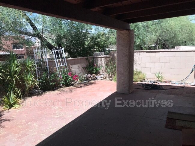 Building Photo - 2839 E Weymouth Cir