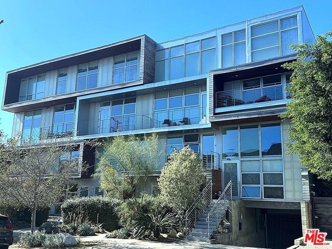 Building Photo - 611 N Bronson Ave
