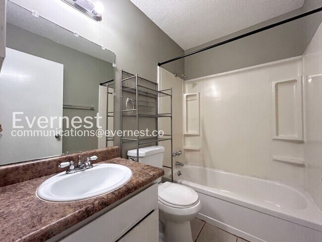 Building Photo - Charming 3-Bedroom Townhome with Modern Amenities / No Pets Allowed / Available now!/ $500 OFF FI...