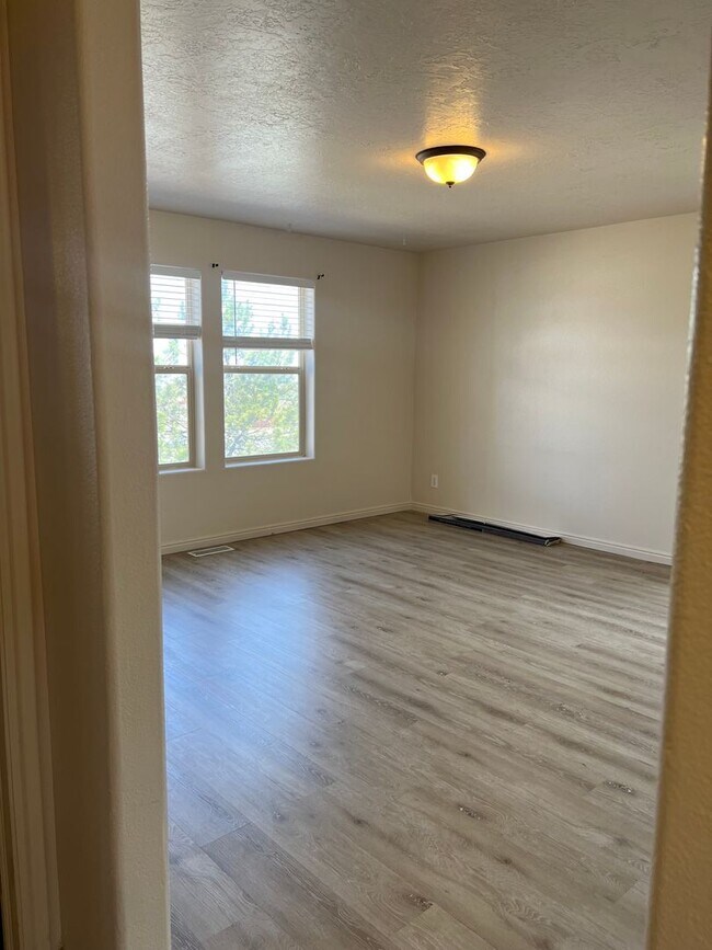 Building Photo - Oversized Townhome in Town!