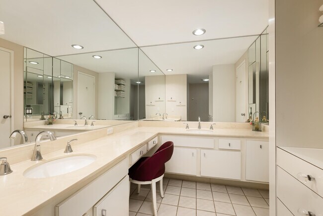 Building Photo - 900 Island Dr