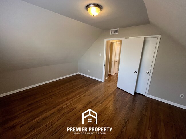 Building Photo - Beautiful 3BR/2BA Memphis Home with Hardwood Floors, Formal Dining & Fenced Yard