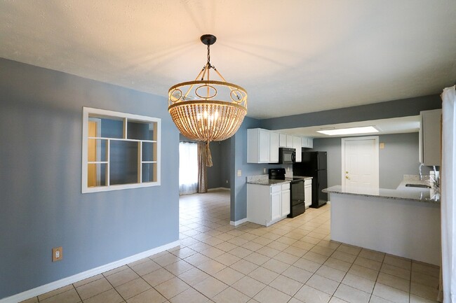 Building Photo - Spacious 2-Bed, 2-bath, 2 car garage pool ...