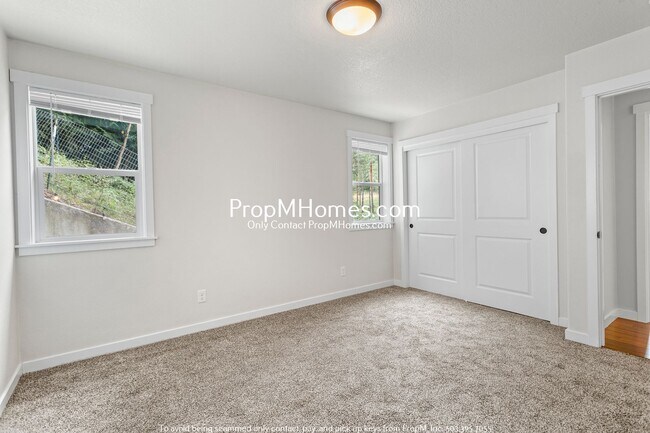 Building Photo - Vibrant Four-Bedroom Country Retreat with ...