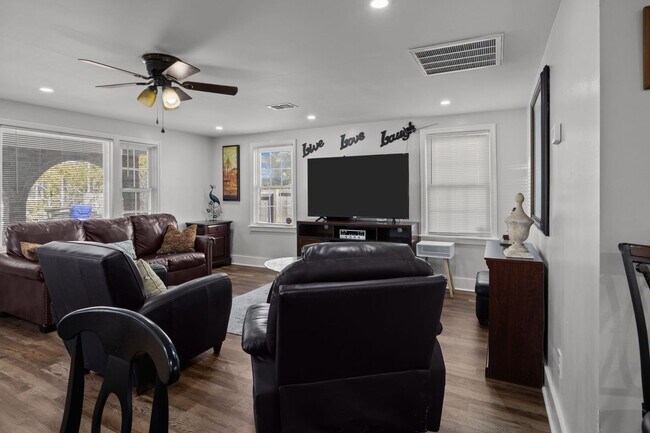 Building Photo - Charming Single-Family Home