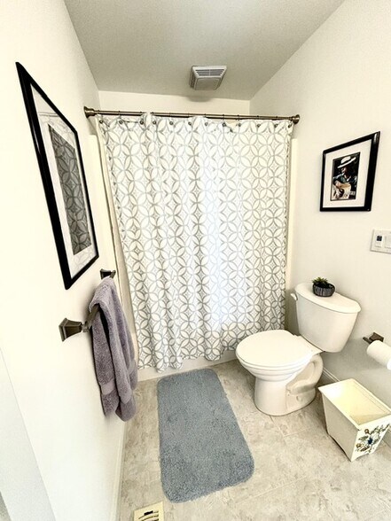 Bath between Bedrooms 3-4 - 112 Duck Ridge Village Ct