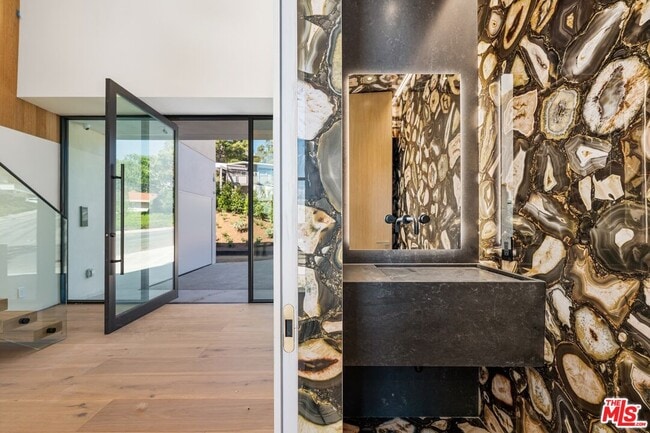Building Photo - 2501 Banyan Dr