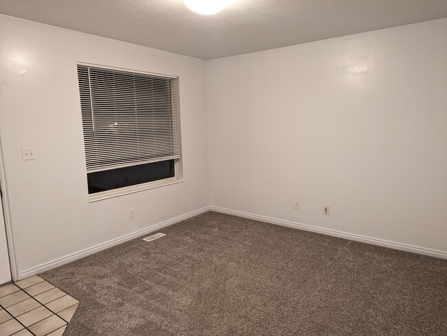 Living Room - 752 E 500 N