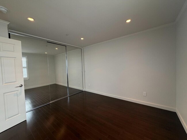 Building Photo - Luxury Pacific Heights 3BD/2.5BA with Private Rooftop Deck