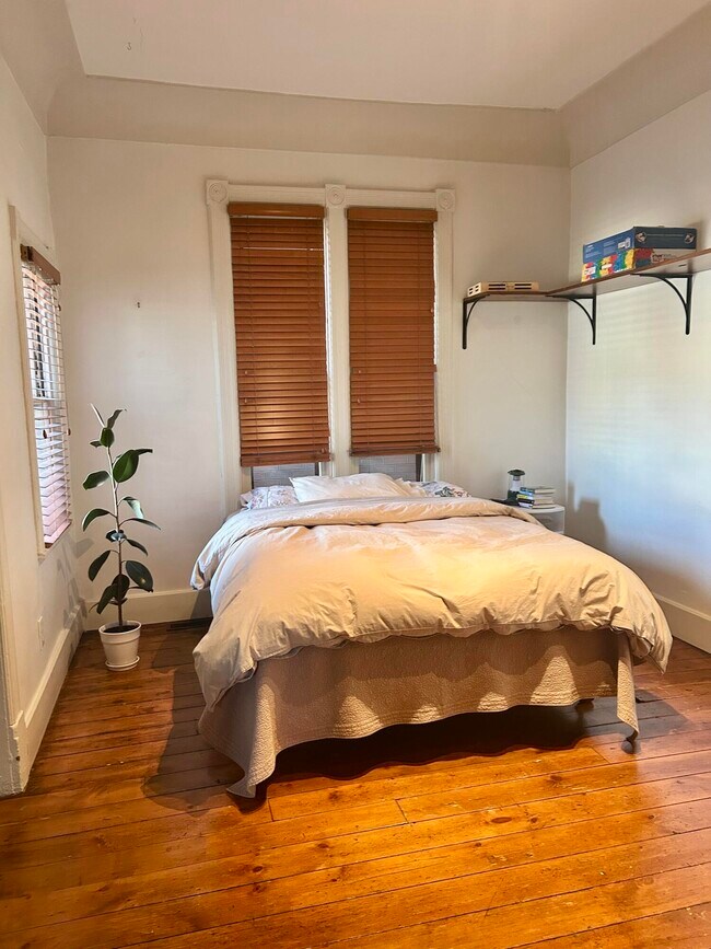 Building Photo - 1682 Bagley St