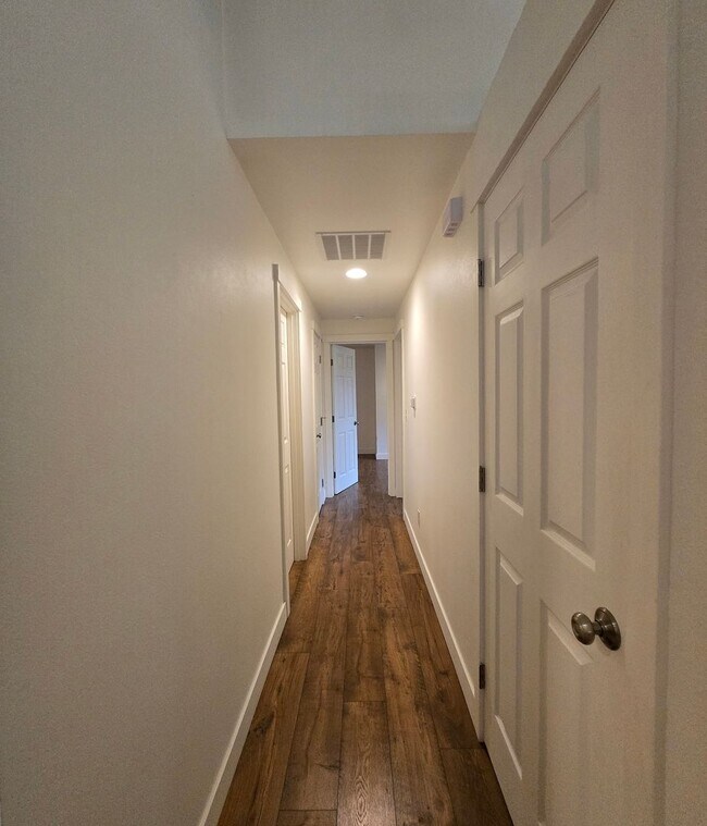 Building Photo - ***PENDING APPLICATION***4 Bedroom, 2 Bath...