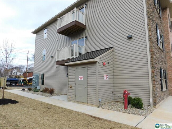 Building Photo - 1513 Maple St