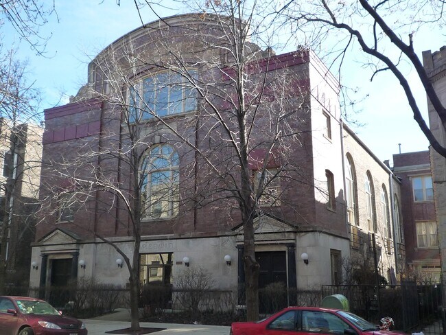 Primary Photo - 701 W Buckingham Pl