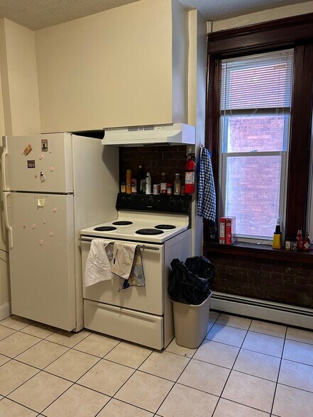 Building Photo - 65 Lake Pl