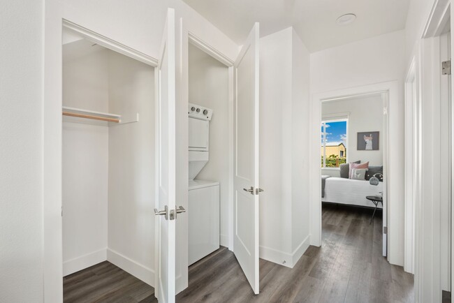 Building Photo - 1 MONTH FREE! 2 BED 1 BATH UPPER UNIT WITH...