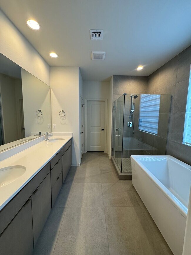 Building Photo - 17156 W Smoketree Dr