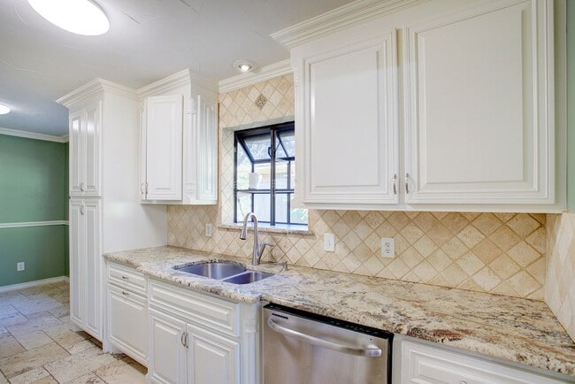 Building Photo - Available August 1st | 4 Bedroom Home with...