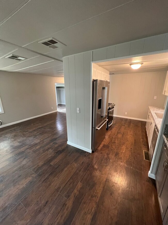 Building Photo - Newly remodeled 2/1 + bonus room located i...