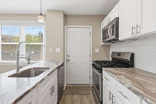 Building Photo - 3482 Dunhaven Rd