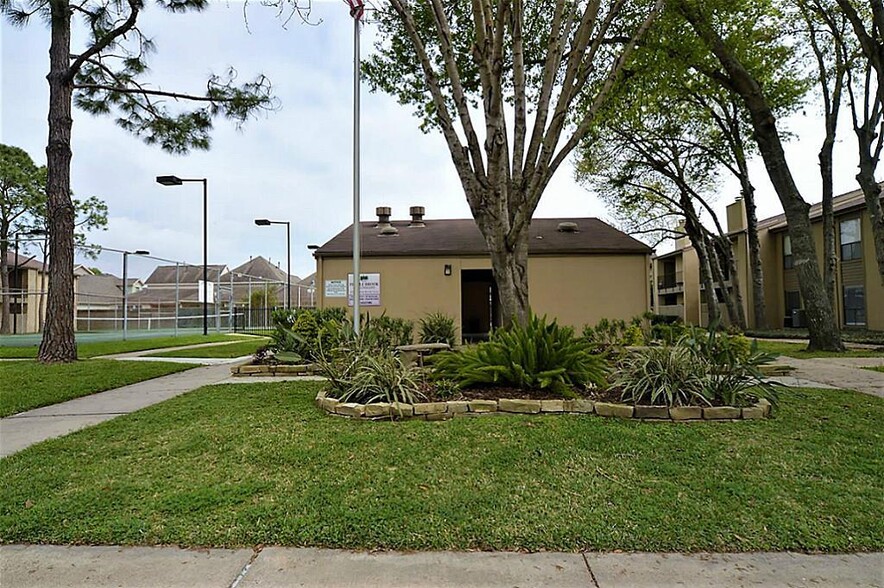 Mail Room, Tennis Court - 3300 Pebblebrook Dr