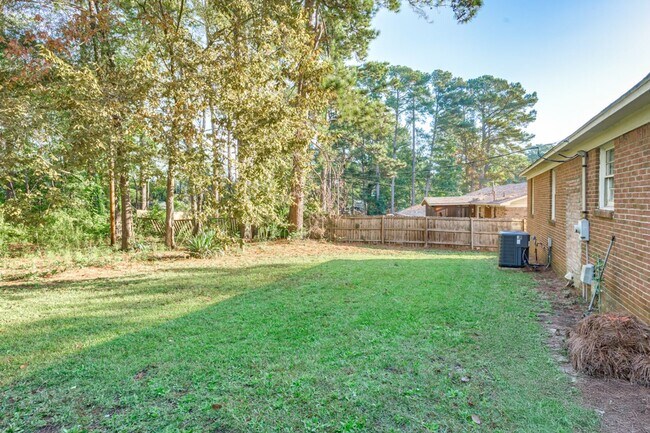 Building Photo - Beautifully updated, all-brick home located in the prime location of Irmo, SC