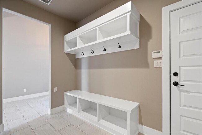 Building Photo - 904 Naranjo Dr