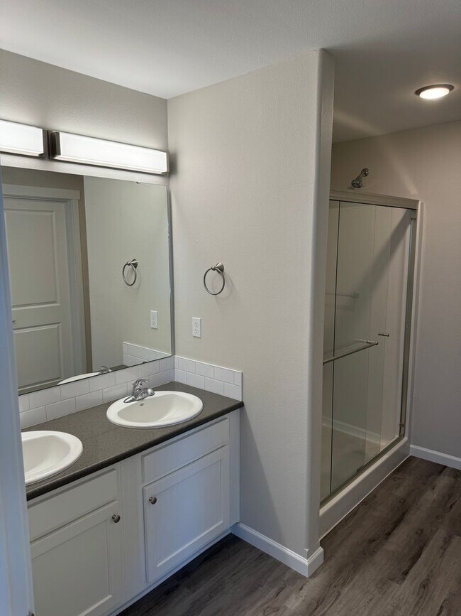 Building Photo - New 4 Bed / 2.5 Bath Duplex!