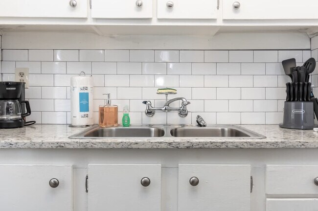 Building Photo - 3912 Crestview Dr