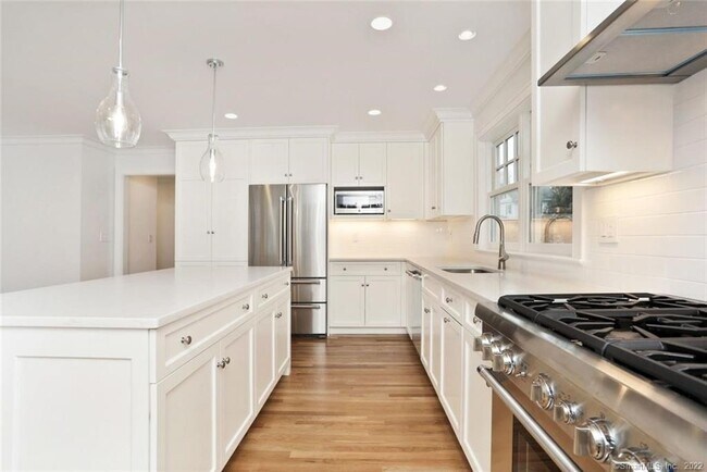 Building Photo - 50 Oak St