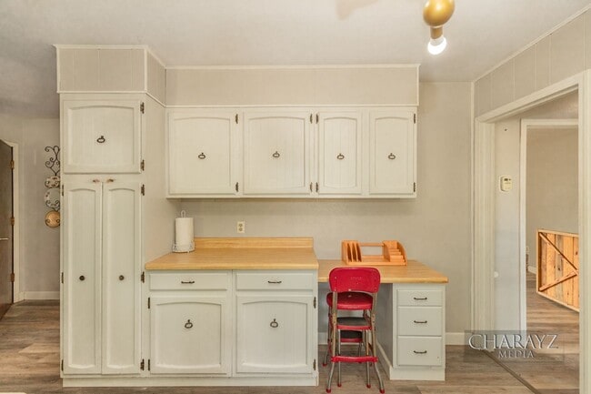 Building Photo - Duplex-Upper Unit in Aurora Subdivision