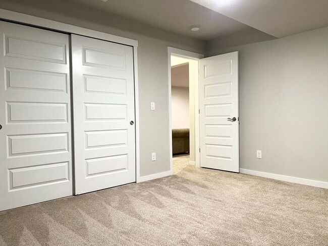 Building Photo - 5 Bedroom/4 Bathroom Ranch Style Home Loca...