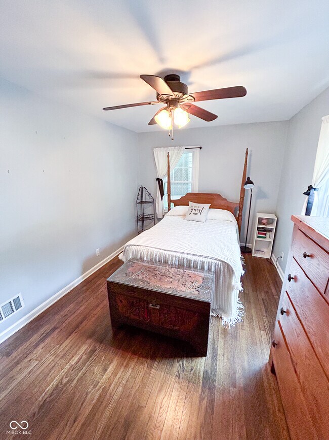 Building Photo - 5805 Norwaldo Ave